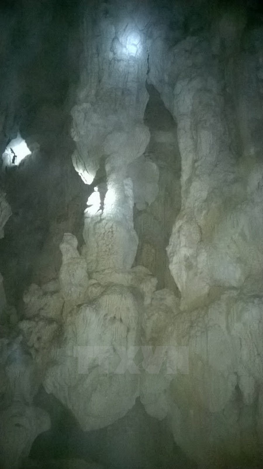 Hình ảnh những khối thạch nhũ lớn bên trong hang động mới phát hiện, do anh Nguyễn Văn Ninh chụp bằng điện thoại di động.