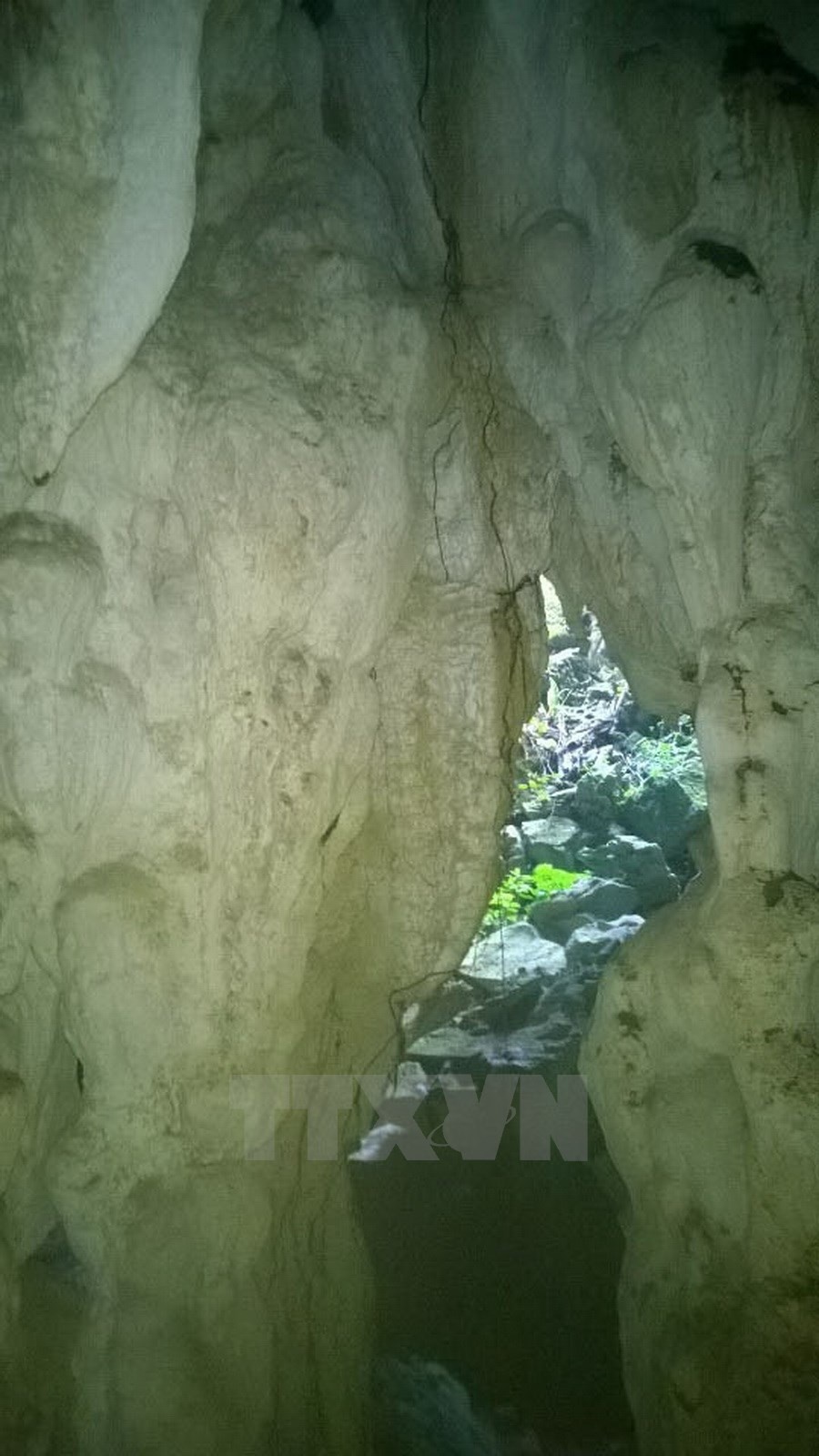 Hình ảnh một ngách vào hang. 