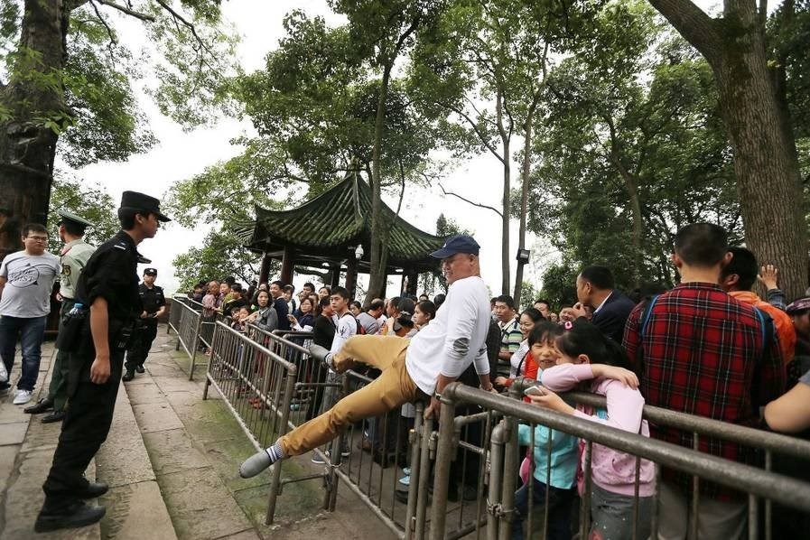 Nhung buc anh 'khong giong ai' cua du khach Trung Quoc hinh anh