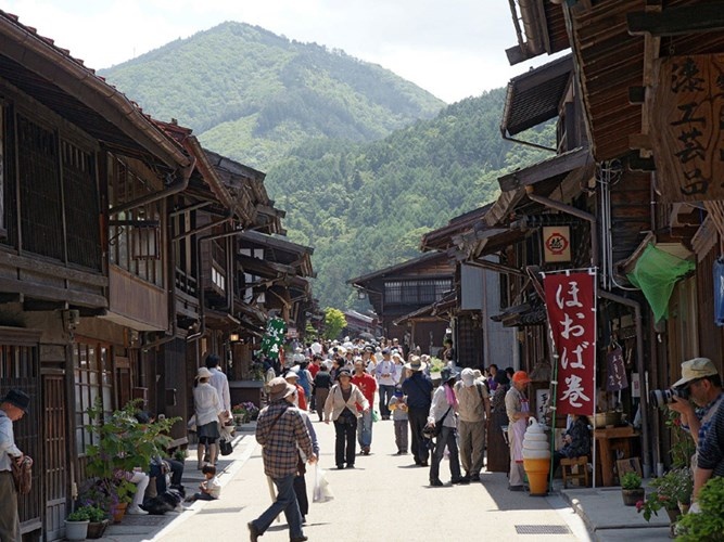 Thị trấn nhỏ bé và bình yên Narai-Juku nằm ở quận Nagano, phía tây Tokyo. Đây là nơi lý tưởng để ghé thăm nếu du khách muốn cảm nhận không khí hoài cổ của Nhật Bản. Thị trấn này cũng từng là điểm dừng chân trên con đường Kiso, con đường giao lưu buôn bán giữa Kyoto và Edo (Tokyo). Những ngôi nhà gỗ ngày nay vẫn được bảo tồn tốt, tạo ra khung cảnh tuyệt đẹp cho thị trấn.