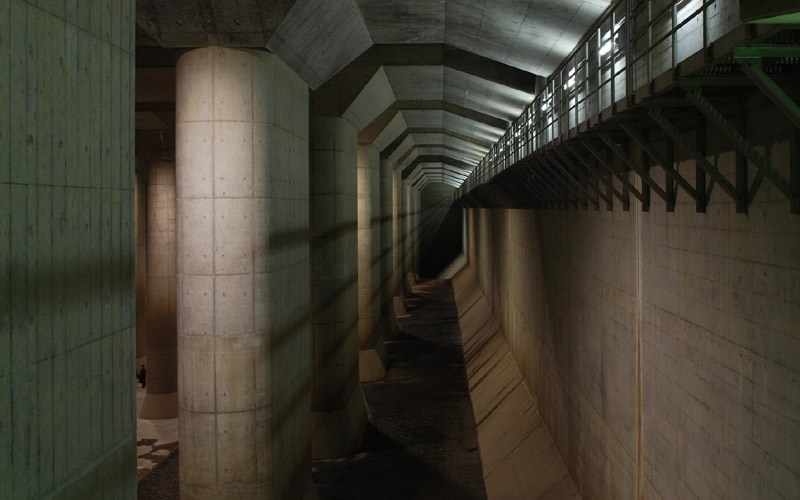 Hệ thống hầm chống ngập của Tokyo được xây dựng nhằm mục đích làm chệch hướng đi của dòng nước lũ vào mùa mưa bão. Du khách có thể đến thăm quan miễn phí nhưng nếu muốn tìm hiểu thêm về hệ thống thì cần có một hướng dẫn viên.