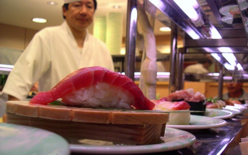 Thay vì tới một trong những nhà hàng của Nhật Bản phục vụ bữa tối với món sushi, du khách có thể đến chợ cá Tsukiji ở Tokyo. Dù phải đứng, không dùng đũa và cũng không có chỗ ngồi nhưng cá ở chợ thì chất lượng ngon và rẻ hơn.