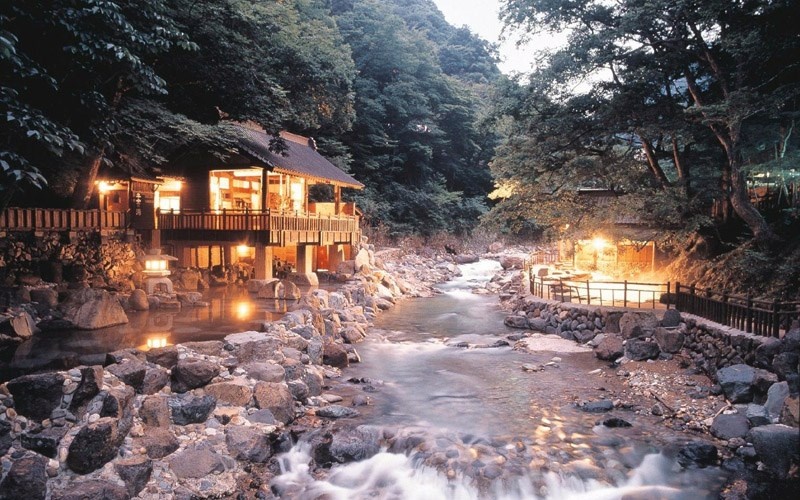 Nhật Bản cũng được biết tới với các suối nước nóng tự nhiên (Onsen). Những bồn tắm suối nước nóng công cộng nằm ở quanh thành phố với số lượng nhiều vô kể. Đây là một trải nghiệm thú vị để du khách cảm nhận sâu sắc về nền văn hóa Nhật Bản.