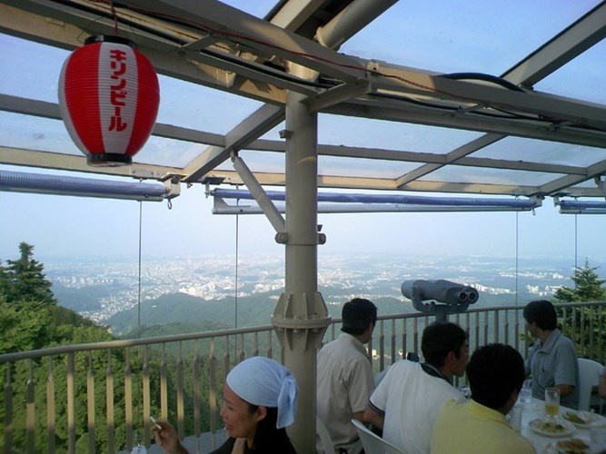 Núi bia Takao giống như một khu vườn bia. Đây là một địa điểm rất tuyệt để thưởng thức bia và ngắm phong cảnh của thành phố Tokyo. Có hẳn một chuyến tàu đưa các du khách lên núi.