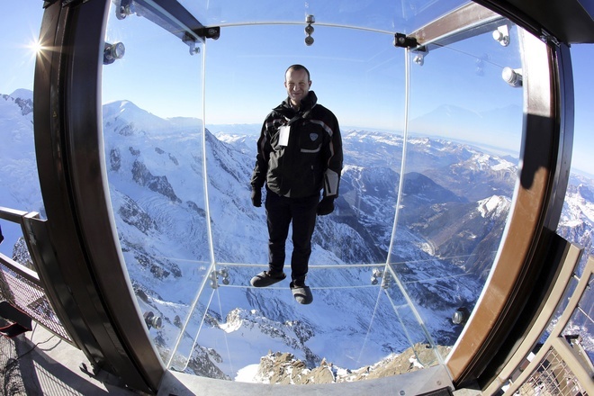 Với những hộp kính bị treo ở độ cao 3.000m được đặt kề đỉnh Chamonix của dãy Alps, Pháp chắc chắn sẽ mang lại cho bạn những trải nghiệm khó quên .