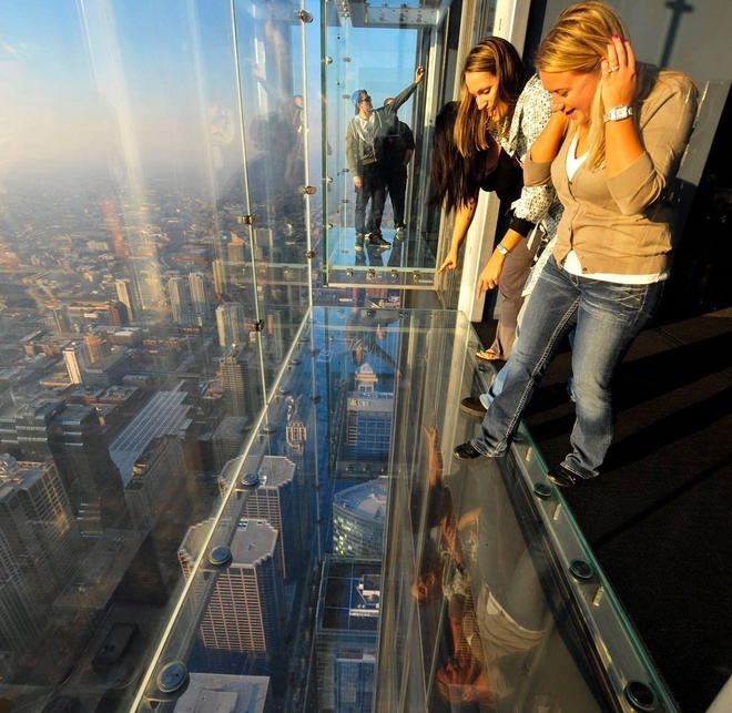 Tòa nhà Willis, Chigaco, Mỹ với ban công cao hơn 400m là nơi thử thách sự mạo hiểm và trải nghiệm thú vị cho du khách.