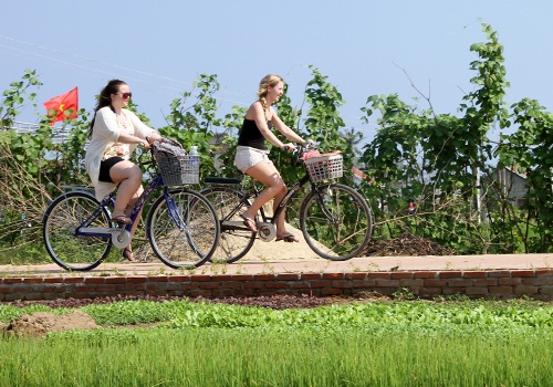 Làng rau Trà Quế (Hội An, Quảng Nam) mới đây được tờ Le Figaro của Pháp đã bình chọn là 10 địa điểm hấp dẫn nhất của Việt Nam. Làng rau Trà Quế nằm cách khu phố cổ Hội An 3 km hình thành cách đây 300 năm, được bao bọc bởi con sông Đế Võng và đầm Trà Quế nên có không gian khá trong lành. Ảnh: Khánh Tâm