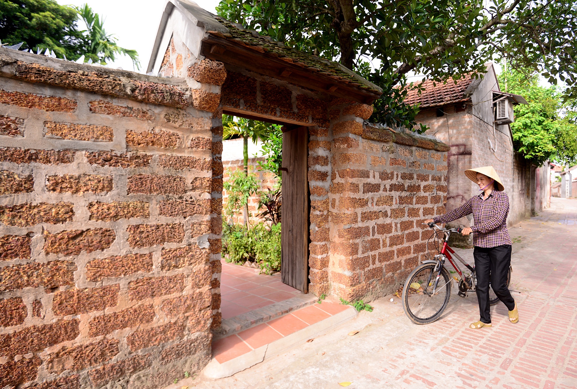 Đây là ngôi làng cổ đầu tiên ở Việt Nam được Nhà nước trao bằng Di tích Lịch sử Văn hóa Quốc gia năm 2006. Với những nét đặc trưng về kiến trúc, nghệ thuật của một làng Việt cổ vùng đồng bằng châu thổ sông Hồng, có thể nói làng cổ Đường Lâm chỉ đứng sau phố cổ Hội An và phố cổ Hà Nội về quy mô cũng như giá trị nghệ thuật khiến cho nơi đây trở thành một điểm nhấn du lịch của Hà Nội. Ảnh: Lê Hiếu