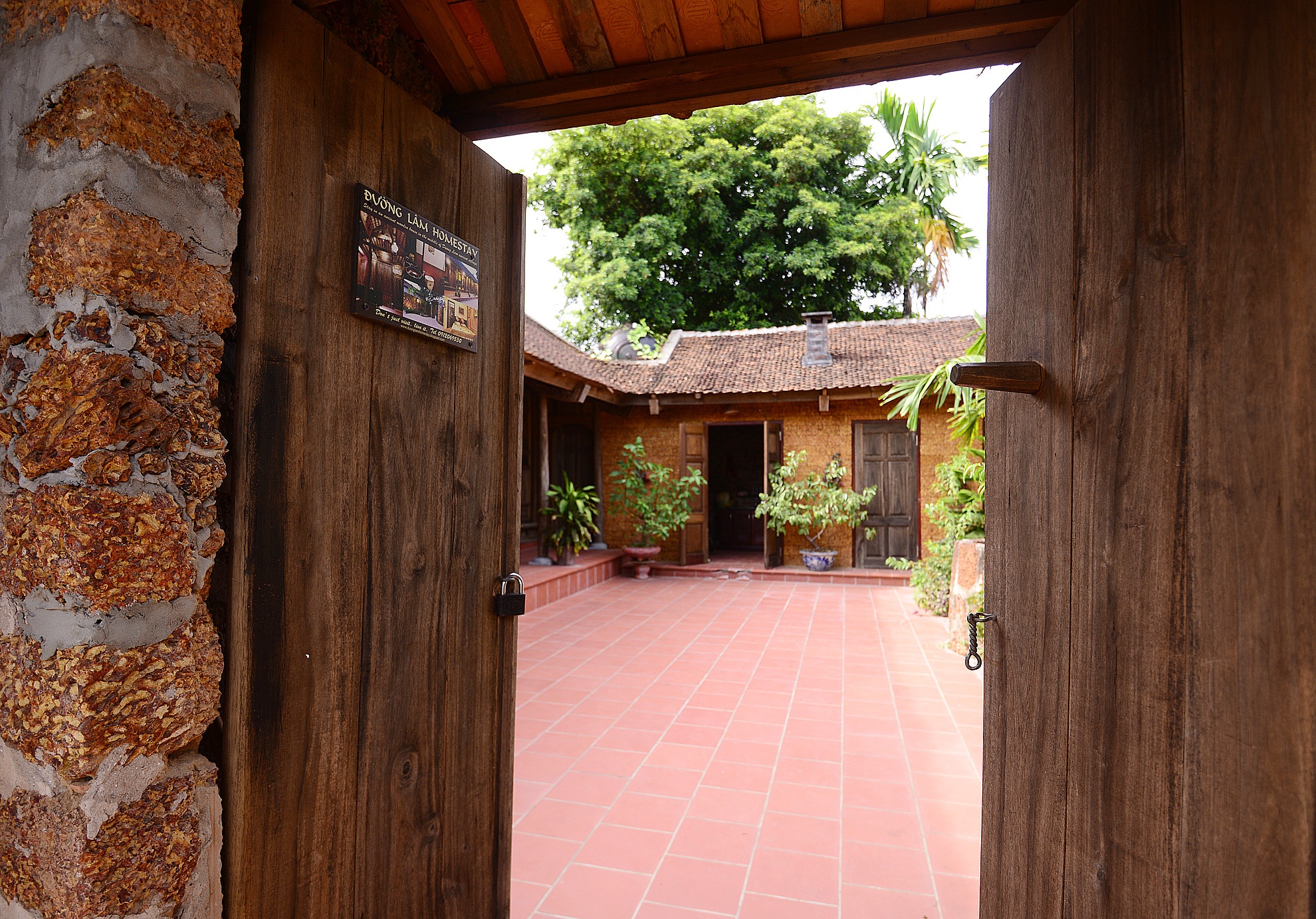 Ngày nay, làng cổ Đường Lâm vẫn còn giữ được những nét đặc trưng cơ bản của một ngôi làng Việt với cổng làng, cây đa, bến nước, sân đình, điếm canh, giếng nước, ruộng, gò, đồi, miếu, chùa… Từ cổng làng đi vào làng trên những con đường lát gạch sạch sẽ, đi giữa những bức tường đá ong có màu vàng sậm khiến cho du khách cảm nhận được sự ấm cúng, bình yên của ngôi làng. Ảnh: Mạnh Thắng.