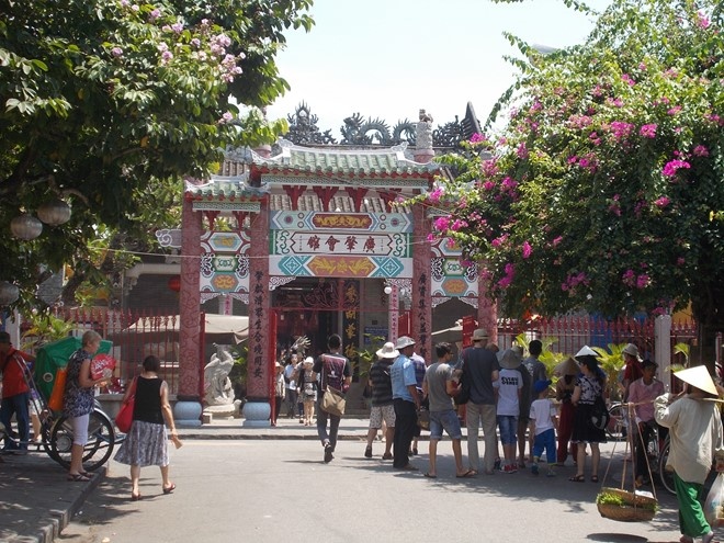 Nhieu khach Tay balo den Hoi An o le duong, ghe da hinh anh
