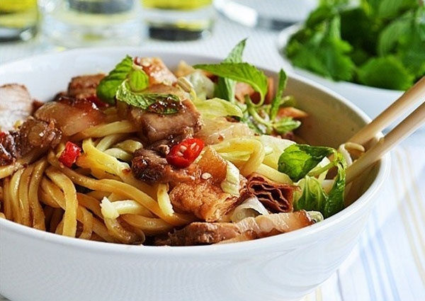 Muon an cao lau, thi ve pho Hoi hinh anh