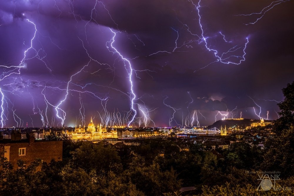 Những tia chớp ở Budapest, Hungary.