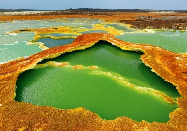 Một hồ nước trong miệng núi lửa Dallol ở Ethiopia.