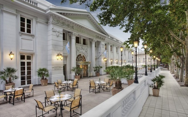   Park Hyatt Mendoza được coi là sòng bài “đáng đồng tiền bát gạo” bởi không gian sang trọng với lối kiến trúc độc đáo Tây Ban Nha, vừa cổ điển lại vừa hiện đại và thái độ phục vụ khách miễn chê của các nhân viên.