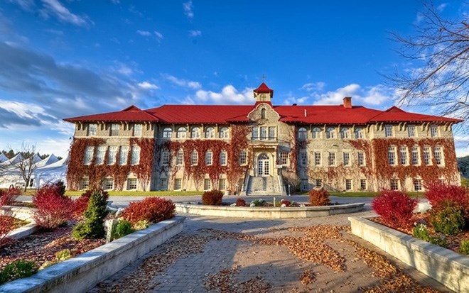 Sòng bài hoành tráng này nằm trong khu nghỉ dưỡng và sân golf St. Eugene ở Canada.