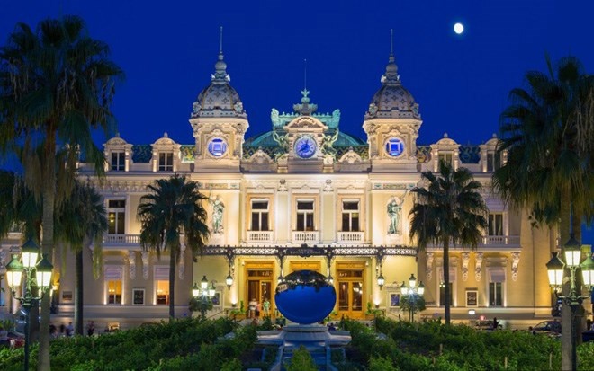 Monte Carlo Casino là sòng bài cổ kính của Pháp, được xây dựng từ năm 1863. Sòng bài này được coi là “đỉnh cao của sự xa xỉ”, và hình ảnh lộng lẫy của nó được xuất hiện trọng rất nhiều bộ phim nổi tiếng.