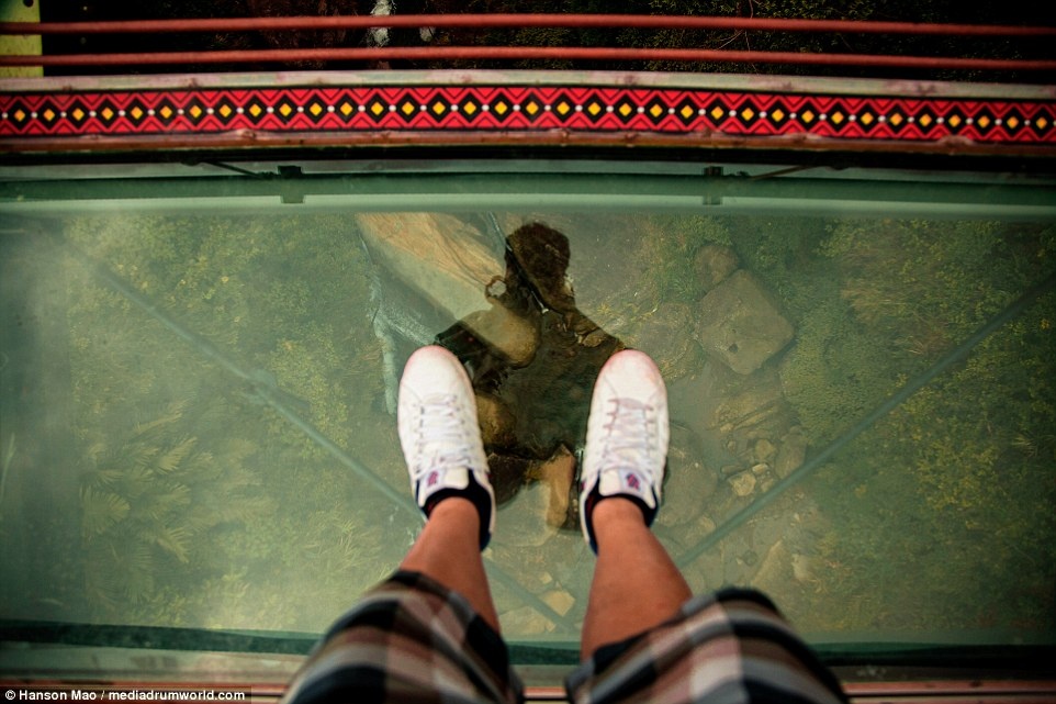 Sàn kính giúp du khách có thể nhìn xuyên xuống những cảnh đẹp bên dưới.