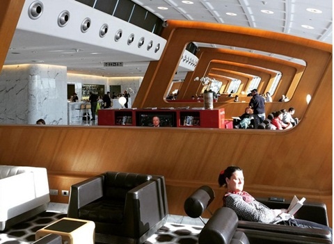 Qantas Airlines - Sydney  Đây được coi là một trong những hãng hàng không lớn mạnh nhất thế giới và dĩ nhiên họ đầu tư khá nhiều tiền dành cho phòng chờ hạng thương gia của mình. Bất kỳ ai đã một lần trải nghiệm những dịch vụ tiện nghi của phòng chờ của Qantas đều phải thừa nhận rằng họ khó có thể tìm được sự thoải mái như vậy ở nơi khác.  Ngoài những dịch vụ cơ bản như quán cà phê hay ăn nhẹ, phòng chờ của Qantas Airlines được yêu cầu trang bị thêm spa riêng, nhà tắm lớn cùng các cửa hàng ăn cá nhân. 