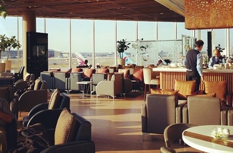 Malaysia Airlines Business Class Golden - London Heathrow  Mặc dù được trang bị rất nhiều nội thất sang trọng nhưng trên thực tế, người ta nhắc nhiều đến phòng chờ của hãng Malaysia Airline ở sân bay London Heathrow với những món bánh nổi tiếng của Malaysia. Những món ăn đến từ Phương Đông - đặc biệt là các món bánh thu hút rất nhiều khách du lịch tới thưởng thức. Hành khách transit có thể 