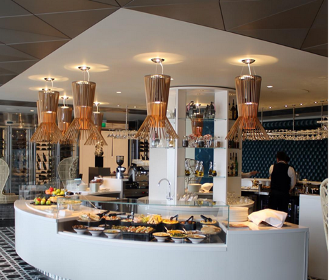 Qatar Airways Premium - London Heathrow  Qatar Airways từng lớn tiếng khẳng định phòng chờ Premium - hạng sang của họ có thể vượt qua cả chất lượng của các quán Bar sang chảnh. Và thực tế là khách du lịch đến đây đều phải công nhận điều này. Qatar Airways Premium ở sân bay Heathrow sở hữu khu đón khách hình cây cọ khổng lồ, vòi phun nước kiểu Ả Rập, khu vực sử dụng iPad hay khu vực truy cập Internet tốc độ cao...