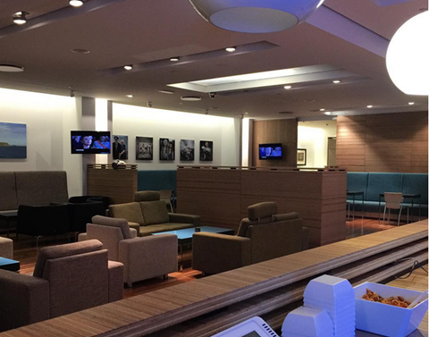 Icelandair Saga Business Class - Keflavik  Theo báo chí quốc tế đánh giá, phòng chờ Icelandair Saga Business Class mang đầy đủ nét văn hóa của Iceland với những thiết kế nội thất tinh tế. Cụ thể là lò sưởi bazan nổi tiếng, cùng với những bức ảnh nghệ thuật nổi tiếng của nhiếp ảnh gia Sigurgeir Sigurjónsson chụp những thác nước kỳ vĩ 