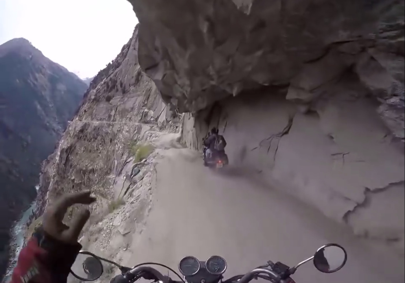 Dan phuot chinh phuc con duong nguy hiem nhat the gioi hinh anh