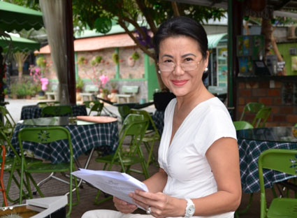 Nguoi lai truc thang tu Paris ve VN lam dai su du lich hinh anh