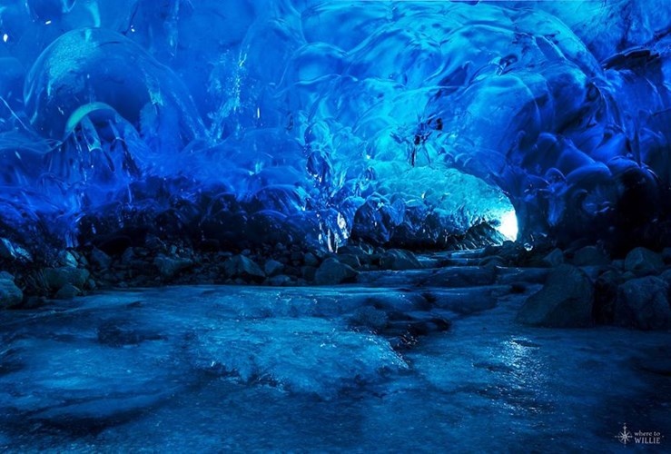 Động băng Mendenhall Glacier là một phần của dòng sông băng Mendenhall Glacier ở Alaska, Mỹ với nhiều cảnh quan cực kì ấn tượng, trở thành một điểm thu hút khách du lịch phổ biến.