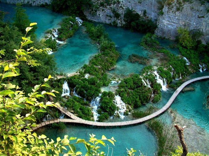 Vườn quốc gia Plitvice Lakes (Croatia) nổi tiếng với những những thác nước, rừng, hồ và hệ động thực vật đa dạng. Đến với Plitvice Lakes du khách chắc hẳn sẽ ngỡ ngàng trước vẻ đẹp hùng vĩ của thiên nhiên.