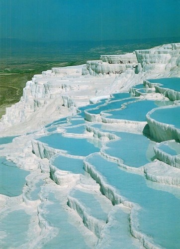 Kỳ quan thiên nhiên Pamukkale ở Thổ Nhĩ Kỳ được biết đến và nổi tiếng với địa hình nhũ đá vôi độc đáo, cả một vùng đồi được bao phủ bởi lớp nhũ vôi trắng xoá với suối nước ngầm trong xanh chảy tràn tự nhiên và giàu khoáng chất.