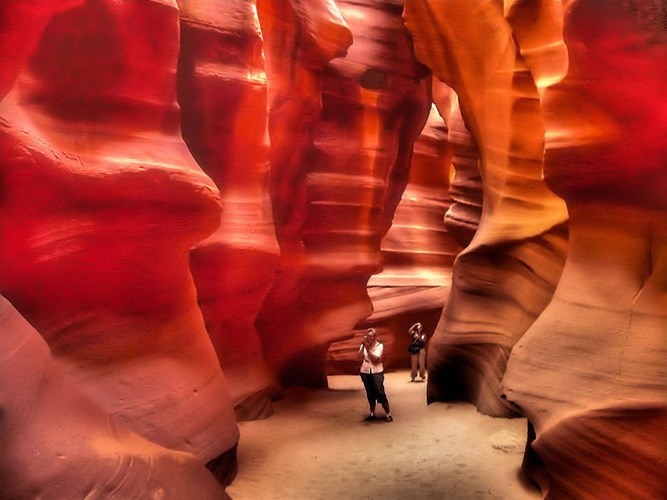 Antelope Canyon thuộc bang Arizona, Mỹ là hẻm núi rất độc đáo và có một vẻ đẹp lạ lùng. Đây là hẻm núi thường thấy trong những tấm postcard với vẻ đẹp kỳ vĩ.