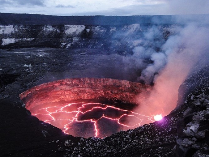 Vườn quốc gia núi lửa Hawaii nổi bật với Kilauea, một trong những ngọn núi lửa hoạt động tích cực nhất trên thế giới. Ảnh: moon.