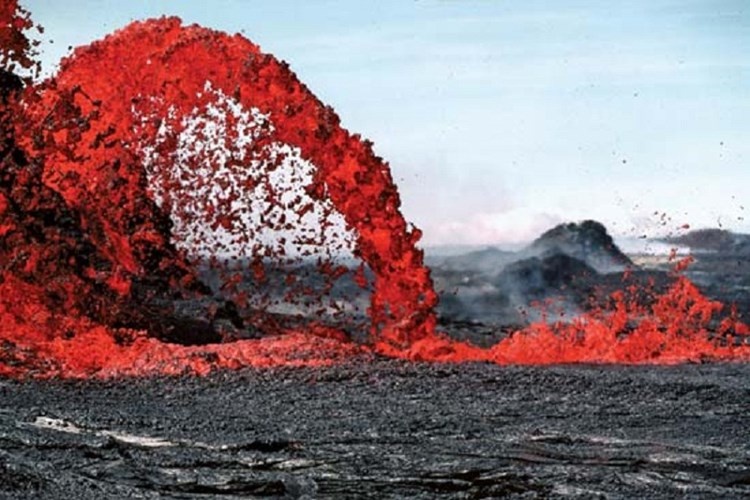 Mặc dù có thời điểm bị gián đoạn, nhưng núi lửa này đã phun ra những dòng dung nham màu cam nóng chảy. Ảnh: britannica.