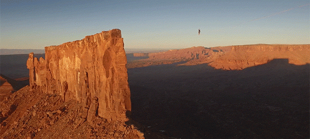 Trai nghiem cam giac di bo tren day tu do cao hon 1.500 m hinh anh