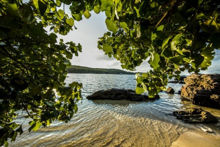 Không dài rộng phóng khoáng như bãi Trường hay một số bãi biển nổi tiếng khác trên đảo Ngọc, mà bãi Khem với đường cong quyến rũ làm say lòng du khách bởi triền cát trắng phau mê hoặc. 