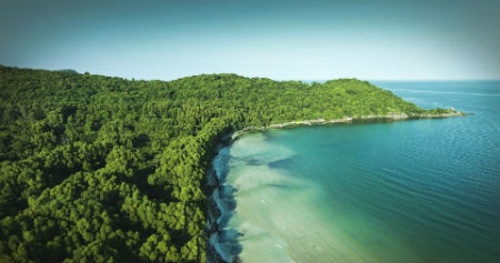 Cát biển nơi đây không mang màu vàng tươi hay vàng đậm ngả sang nâu như sắc biển nhiều vùng khác mà trắng mịn tựa như kem.   