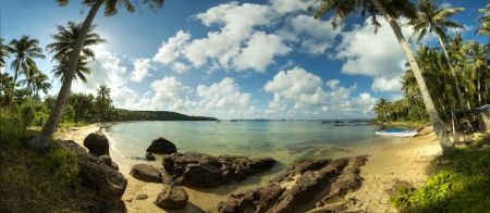 Hạt cát ở đây có độ lắng và mịn tới mức, cho dù đặt chân lên nhưng cát vẫn im lìm chìm xuống, không làm nước bị vẩn đục. Đây là điểm đặc biệt nhất, hiếm có nơi nào có được bãi cát trắng đặc thù như vậy.   Với vẻ độc đáo rất riêng, bãi Khem là địa danh không nên bỏ lỡ khi du khách tới thăm Phú Quốc.