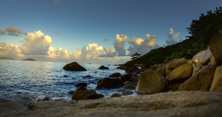 Đặc biệt, cạnh bãi Khem, du khách có thể ghé thăm Mũi Ông Đội với địa hình độc đáo hai mặt giáp biển. Ở vị trí hiếm có trên thế giới, Mũi Ông Đội là nơi duy nhất du khách có thể ngắm mặt trời mọc và lặn ở cùng một vị trí. 