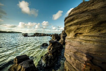 Phía cuối bãi biển là di tích Giếng Tiên, giếng nước ngọt nằm ngay sát bờ biển nhưng không bao giờ cạn. Chỉ là một mạch nước ngầm nhỏ nhưng theo người dân địa phương, dù có lấy đi bao nhiêu nước, thì giếng cũng không bao giờ cạn. Thậm chí, khi thủy triều lên tràn gần tới mé nước, thì nước trong hồ cũng không hề nhiễm vị mặn. 