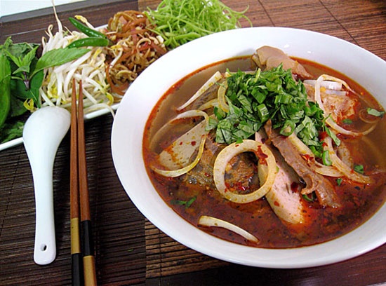 Vi sao bun bo Hue duoc binh chon la mon ngon chau A? hinh anh