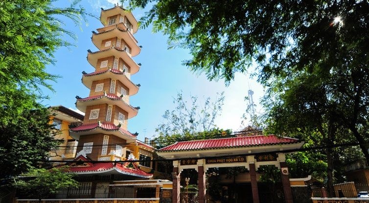 Du xuan tai nhung ngoi chua noi tieng o Sai Gon hinh anh