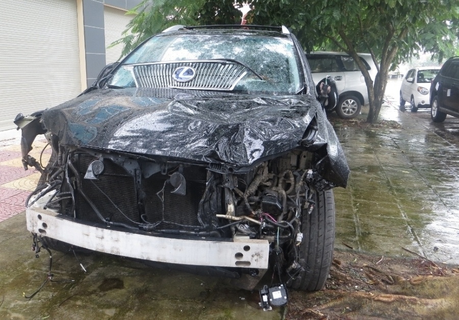 Xe dien Lexus tien ty gay tai nan kinh hoang hinh anh