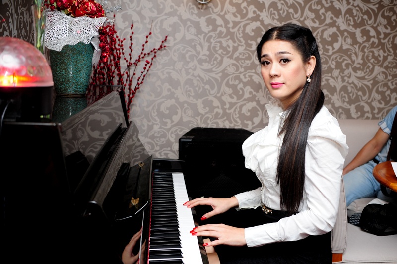 Lam Chi Khanh bat ngo an mac 'kin cong cao tuong' hinh anh