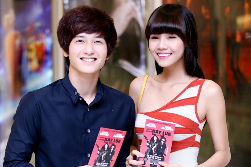 Huynh Anh ru ban gai tuoi teen di xem phim hinh anh