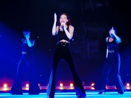 Clip Ha Ho gay nao loan san khau Bac Kinh hinh anh