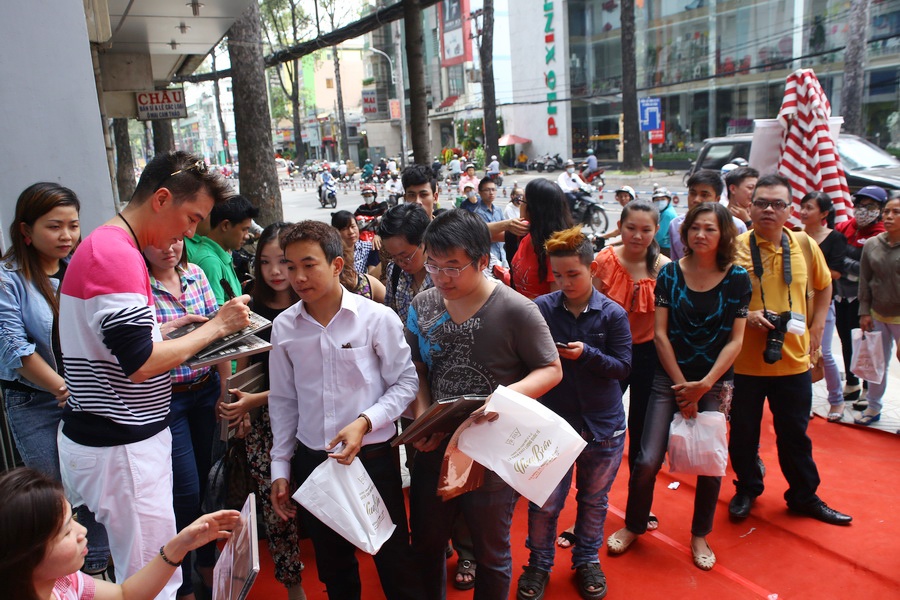 Mr Dam va fan gay nao loan mot goc duong hinh anh