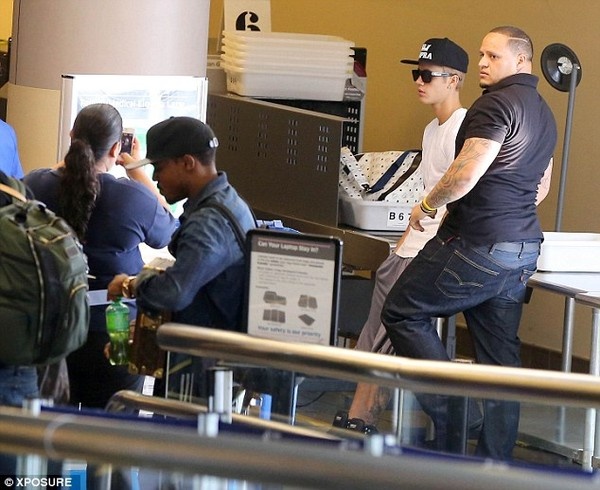 Justin Bieber buon thiu khi vang ban gai moi hinh anh