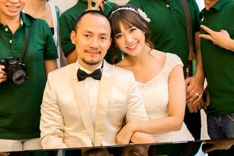 Dinh Tien Dat va ban gai hot girl Han lam co dau chu re hinh anh