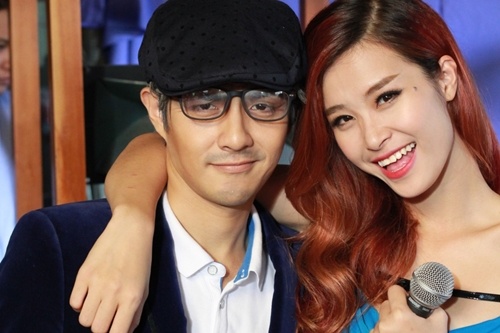 Dong Nhi au yem ben 'ong gia' Ong Cao Thang hinh anh