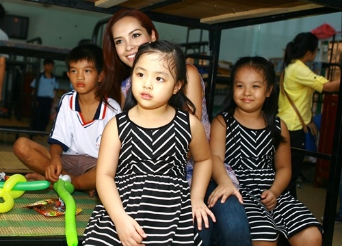Thuy Hanh - Minh Khang cung hai con di tu thien hinh anh
